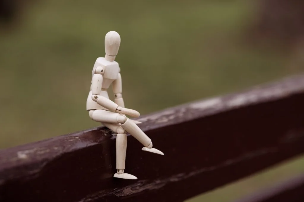 Two faceless mannequins embracing symbolizing loneliness in modern society